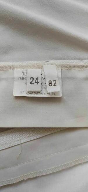 Spodnie z krótką nogawką.