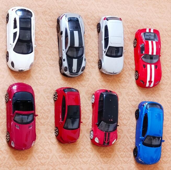 Wyprzedam kolekcję autek blaszanych z PRL-u