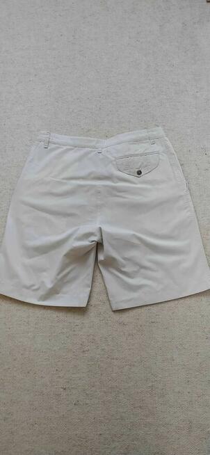 Spodnie z krótką nogawką.