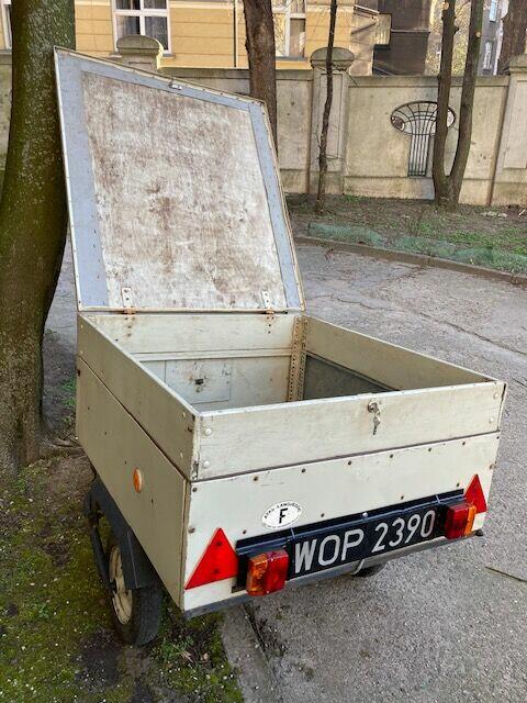 Przyczepka samochodowa.