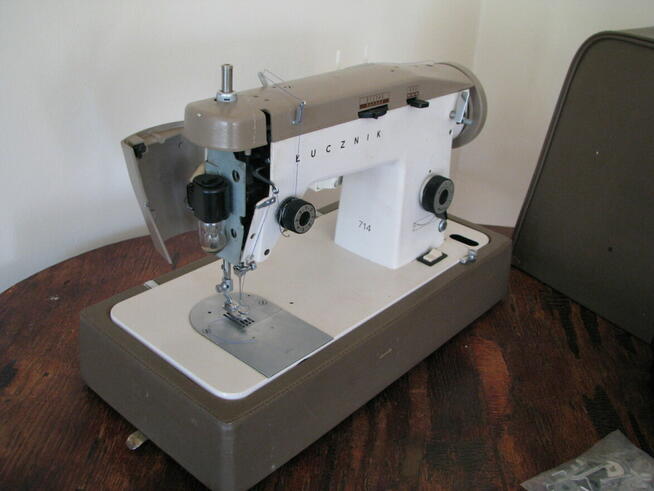 Walizkowa maszyna do szycia Łucznik 714 + akcesoria, PRL
