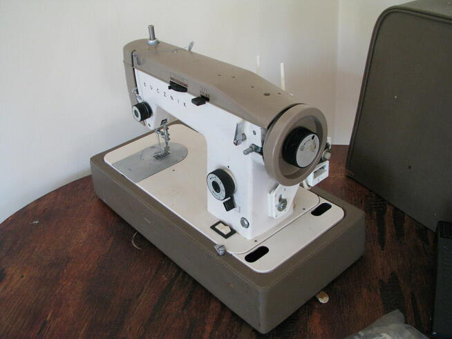 Walizkowa maszyna do szycia Łucznik 714 + akcesoria, PRL