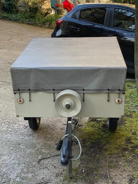 Przyczepka samochodowa.