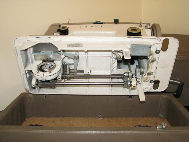 Walizkowa maszyna do szycia Łucznik 714 + akcesoria, PRL