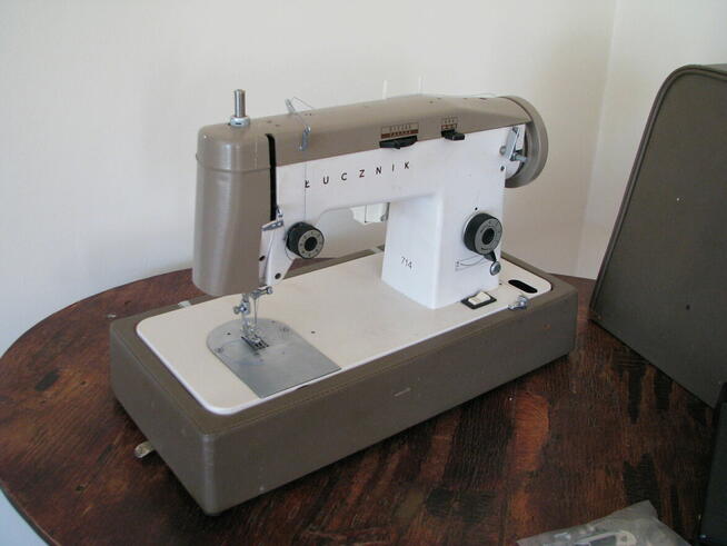 Walizkowa maszyna do szycia Łucznik 714 + akcesoria, PRL