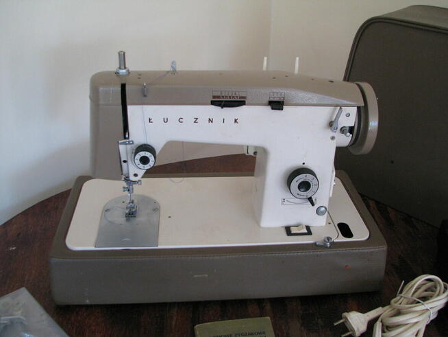 Walizkowa maszyna do szycia Łucznik 714 + akcesoria, PRL