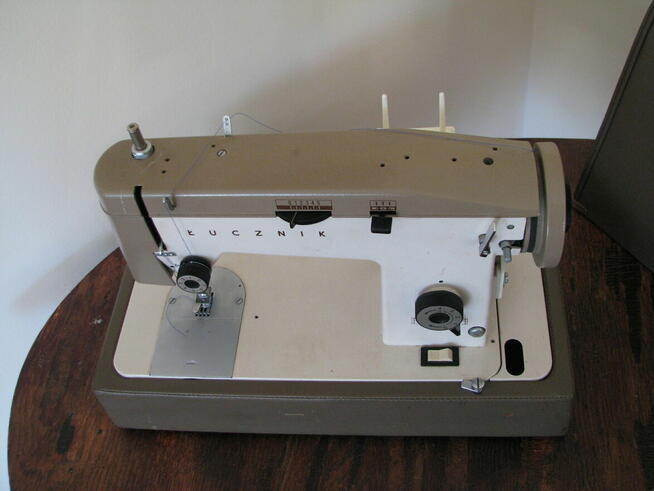 Walizkowa maszyna do szycia Łucznik 714 + akcesoria, PRL