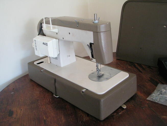 Walizkowa maszyna do szycia Łucznik 714 + akcesoria, PRL