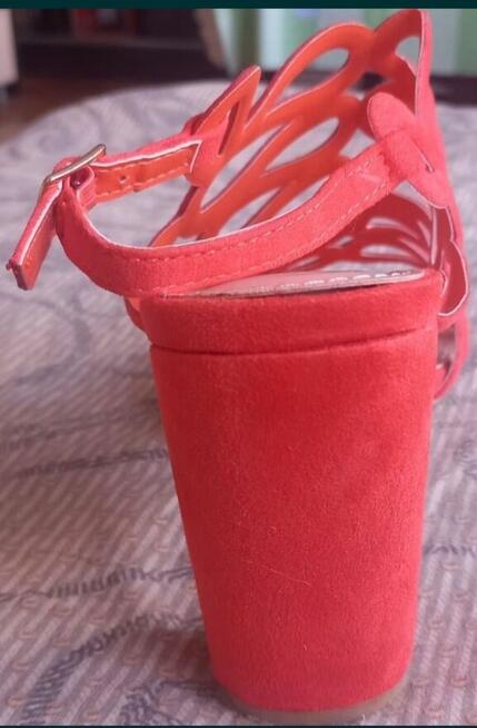 SANDAŁY NA OBCASACH