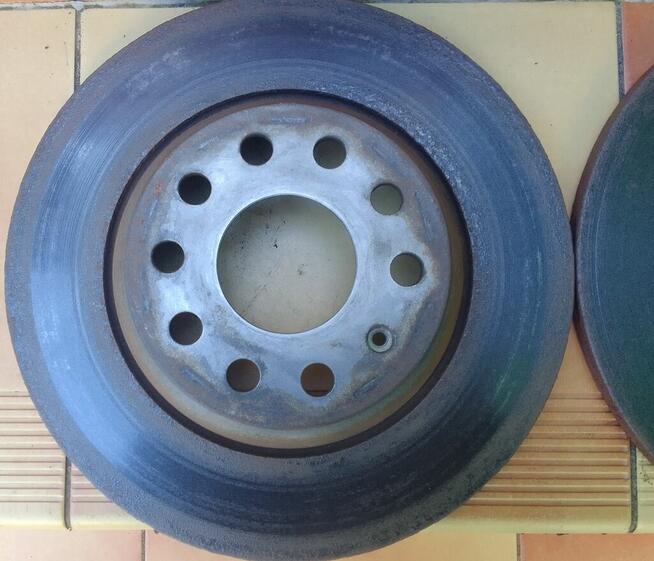 TARCZE HAMULCOWE TYŁ KOMPLET 2 SZTUKI VAG 3Q0615601A