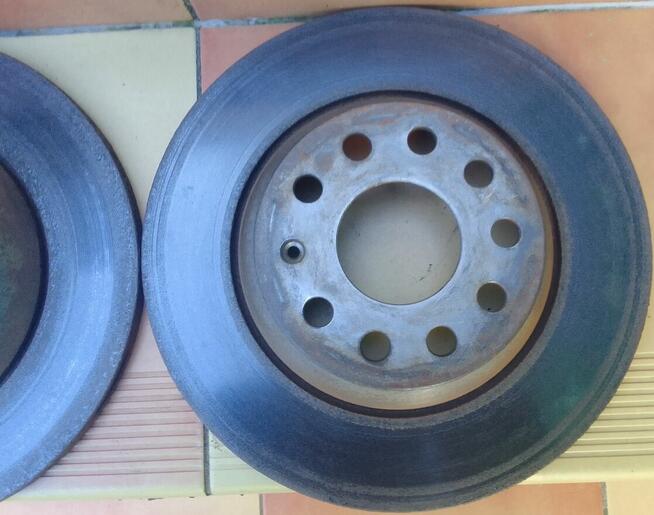 TARCZE HAMULCOWE TYŁ KOMPLET 2 SZTUKI VAG 3Q0615601A