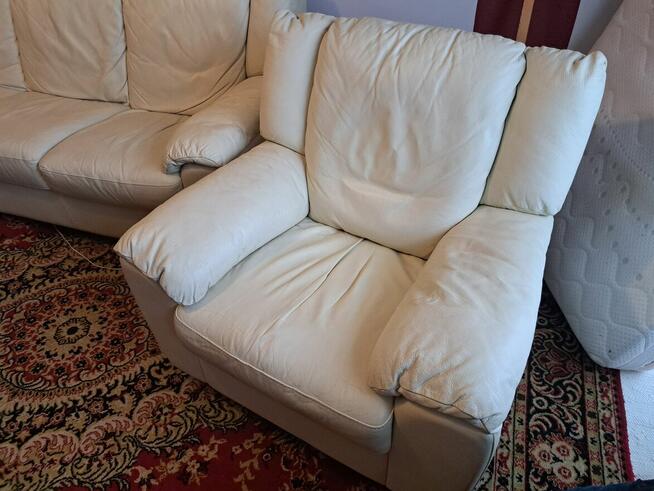 Kanapa i Fotel z pokryciem skórzanym.
