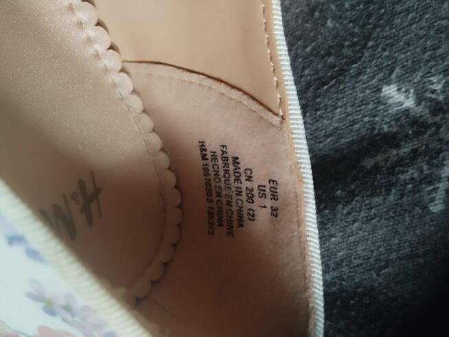 Sprzedam sukienki z cekinów z bucikami