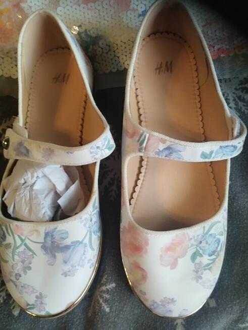 Sprzedam sukienki z cekinów z bucikami