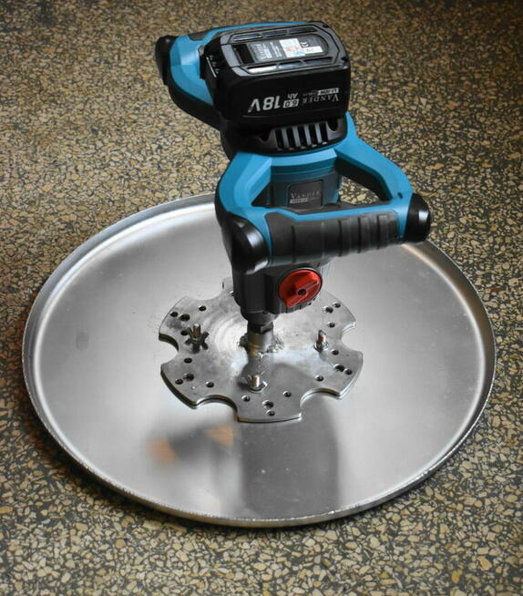 Two-speed cordless manual trowel with „400” disc