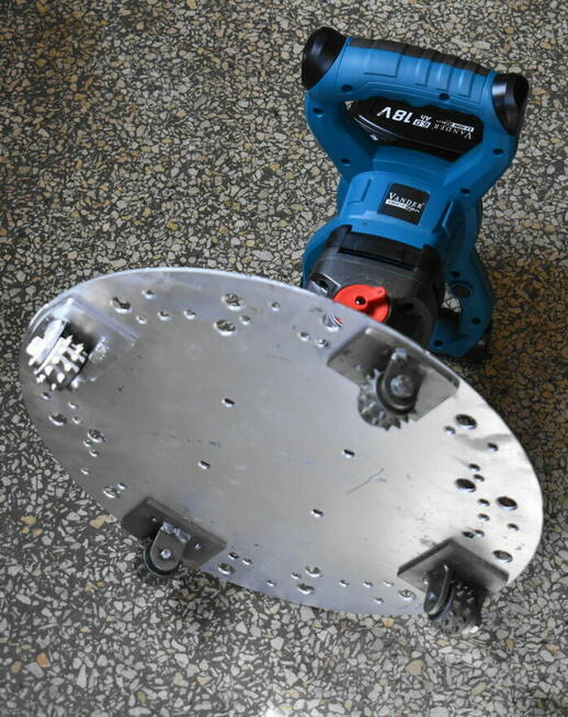 Two-speed cordless manual trowel with „400” disc