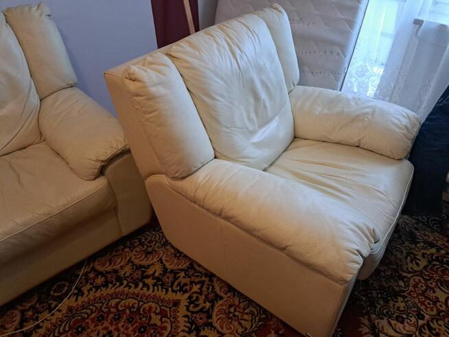 Kanapa i Fotel z pokryciem skórzanym.