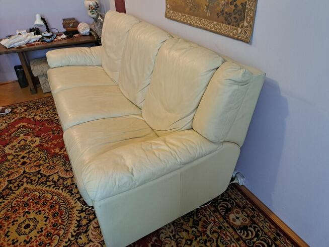 Kanapa i Fotel z pokryciem skórzanym.