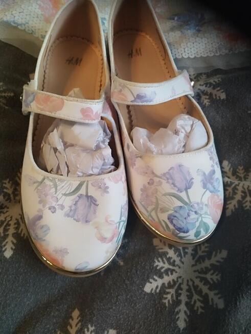 Sprzedam sukienki z cekinów z bucikami