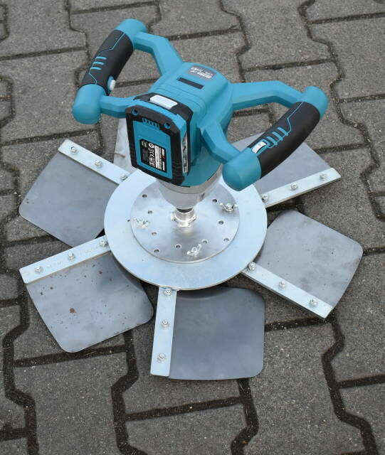 Two-speed cordless manual trowel with „400” disc