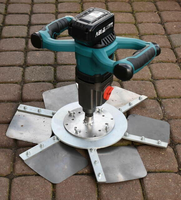 Two-speed cordless manual trowel with „400” disc