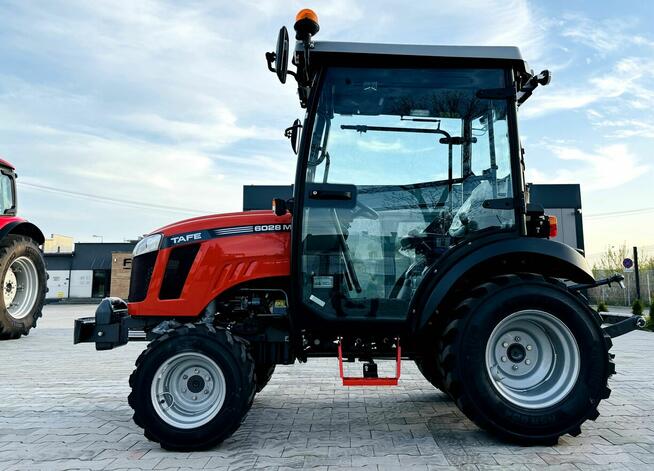 TRAKTOREK komunalny, ogrodniczy TAFE 6028, 24 KM 4x4