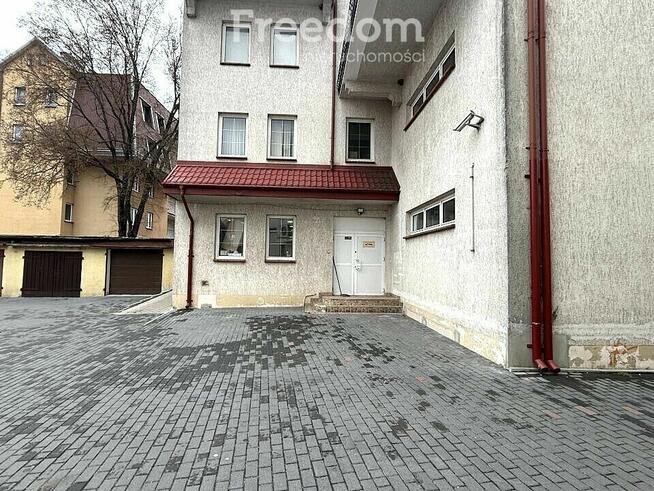 Na wynajem 3 piętra w budynku handlowo-usługowym