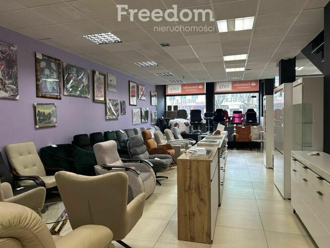 Na wynajem 3 piętra w budynku handlowo-usługowym