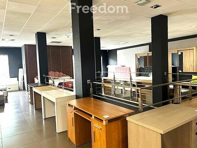 Na wynajem 3 piętra w budynku handlowo-usługowym