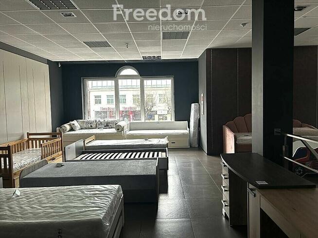 Na wynajem 3 piętra w budynku handlowo-usługowym