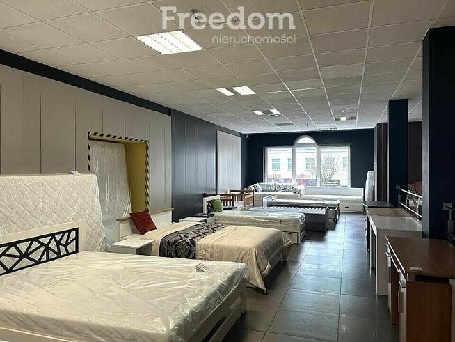 Na wynajem 3 piętra w budynku handlowo-usługowym