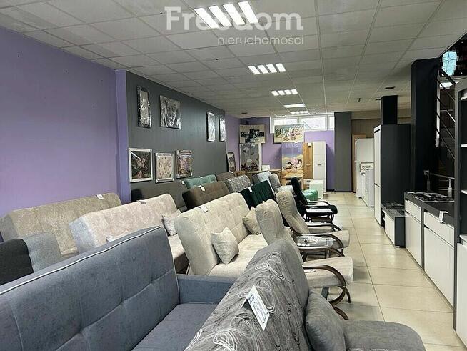 Na wynajem 3 piętra w budynku handlowo-usługowym