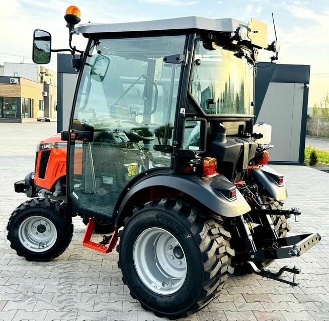TRAKTOREK komunalny, ogrodniczy TAFE 6028, 24 KM 4x4