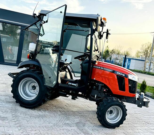 TRAKTOREK komunalny, ogrodniczy TAFE 6028, 24 KM 4x4