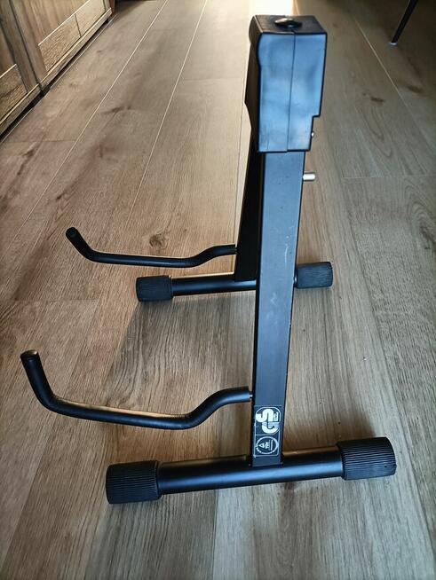 Stojak do gitar bardzo prosty, stabilny i składany.