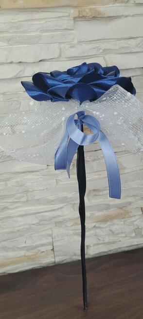 Pojedyncza róża ze wstążki satynowej