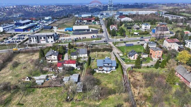 Przy głównej drodze, gotowy parking