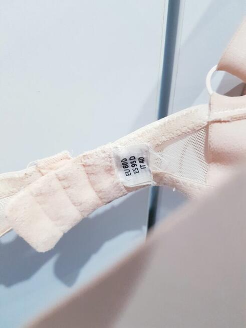 Damski biustonosz z delikatnym wypelnieniem