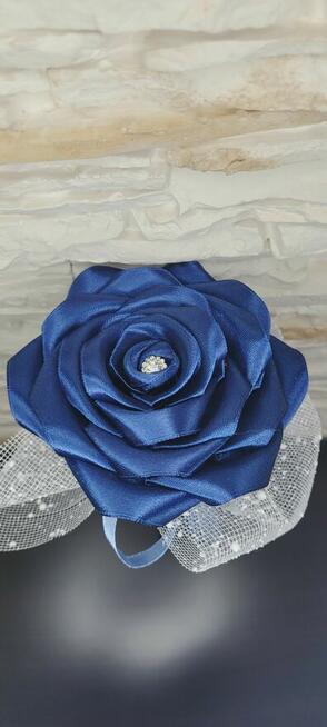 Pojedyncza róża ze wstążki satynowej