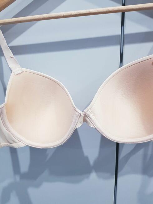 Damski biustonosz z delikatnym wypelnieniem