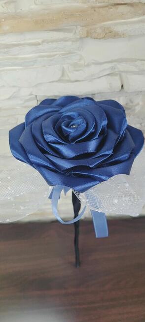 Pojedyncza róża ze wstążki satynowej