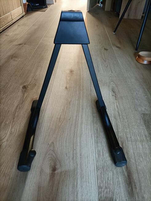 Stojak do gitar bardzo prosty, stabilny i składany.