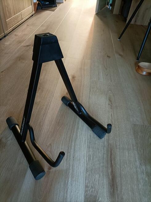 Stojak do gitar bardzo prosty, stabilny i składany.