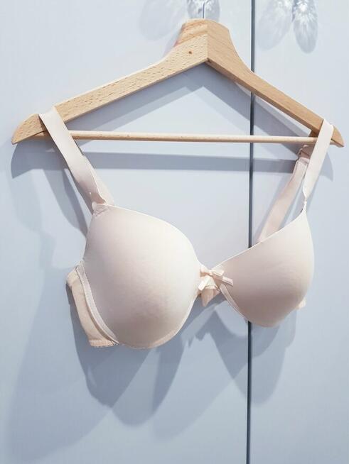 Damski biustonosz z delikatnym wypelnieniem