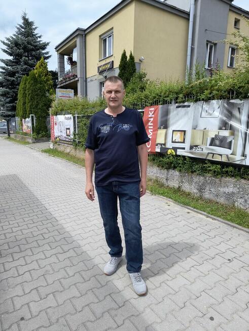 Sympatyczny dyskretny z poczuciem humoru.