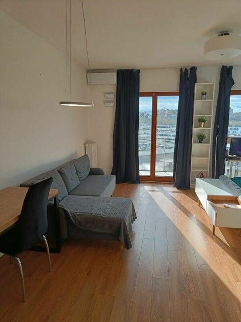 Wynajmę piękną, duża kawalerkę w nowym apartamentowcu.