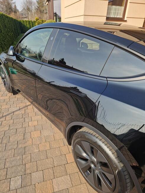 Prywatny kierowca do wynajęcia – dyskrecja, komfort Tesla Y