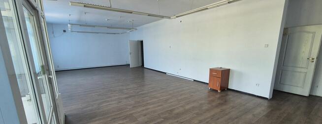 Biurowiec z halą magazynową 1000m2 STRYKÓW