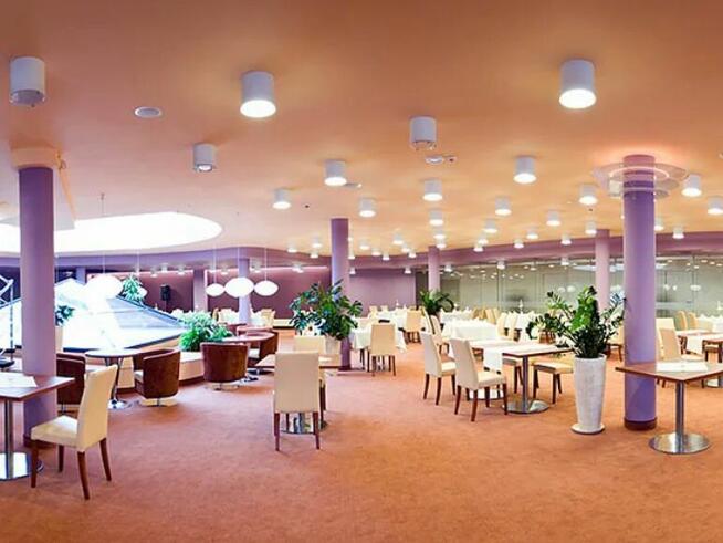 barman w hotelu Ikar Plaza