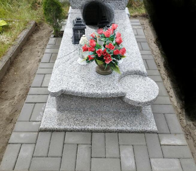 Układanie kostki brukowej przy nagrobku